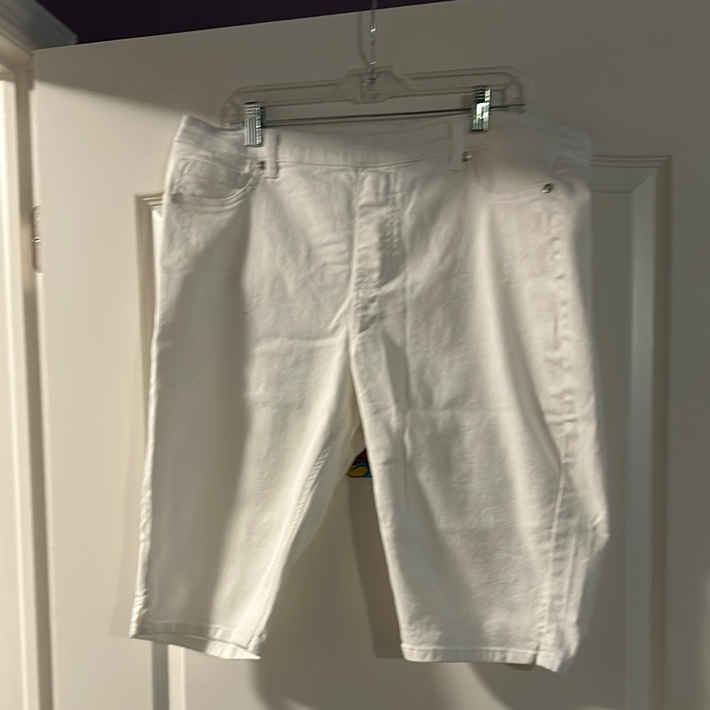 DG2 by Diane Gilman White Bermuda Shorts